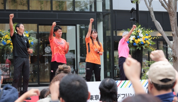 （左から）手話で司会を務める早瀬さん、山本選手、片山選手、安田監督