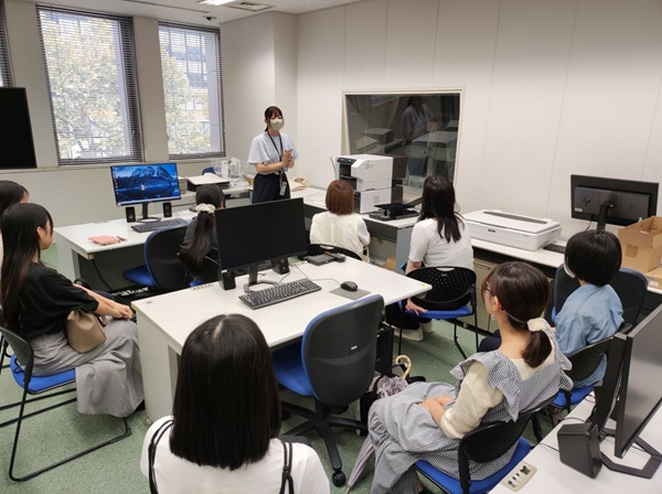 ガーメントプリンターでの印刷手順について、説明を聞いています。