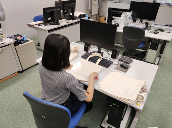 「手づくり」とはいっても、印刷位置があまりにも大きくずれてはいけないので、フリクションペンで印刷範囲を示す印をつけた上で印刷を行いました。