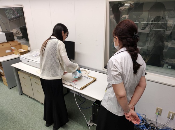 ガーメントプリンターではカセットに布地を固定して印刷するため、印刷後にはどうしても型枠のようなシワができてしまいます。シワを伸ばすため、最後にアイロン掛けを行いました。