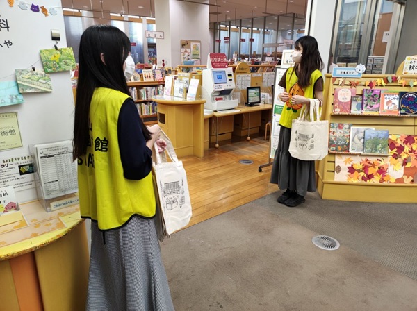 親子連れの来館者もおられたので、児童書コーナーの入口でも配布しました。