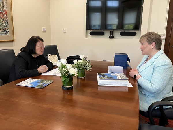 Beth Ross学長（右）と津田学長