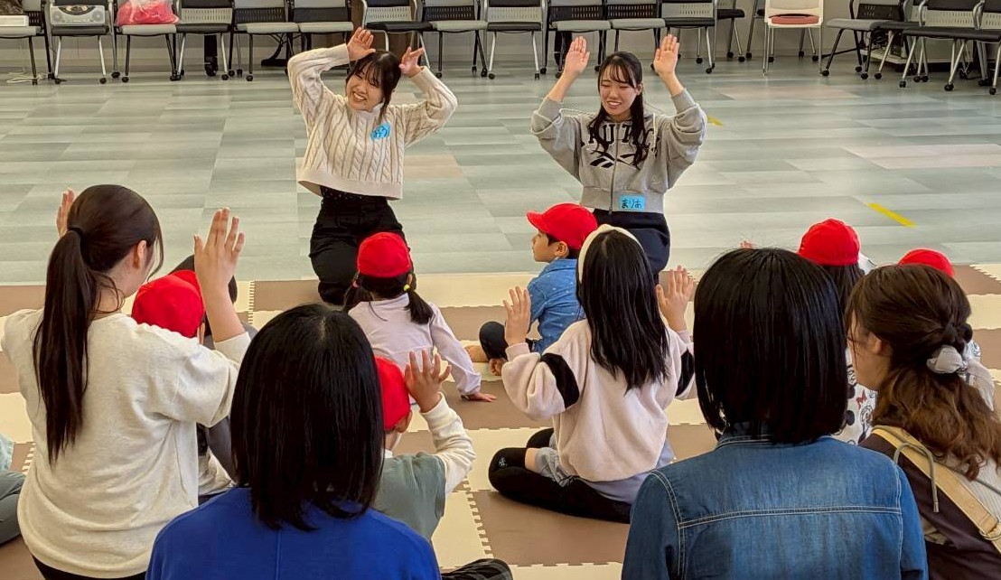 子どもの前に出ると、自然と笑顔に♪