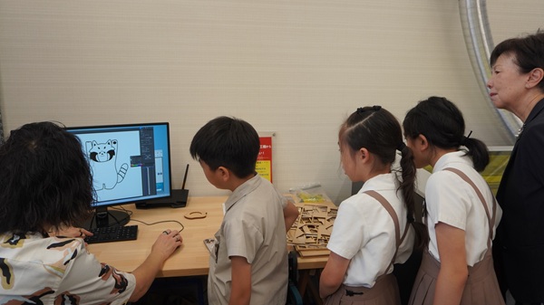 鈴木優准教授の説明を聞く児童たち（2）