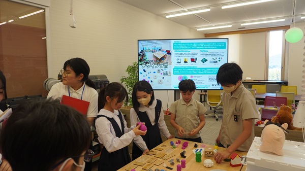 思い思いのものを手に取る児童たち