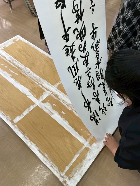 【裏打ちの様子②　鳥の子と板の接着】