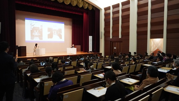 戦争体験を語るシスター（右）と田中愛アナウンサー