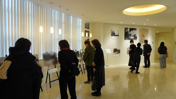 ロビーにて記念講演にまつわる資料展示を行いました。