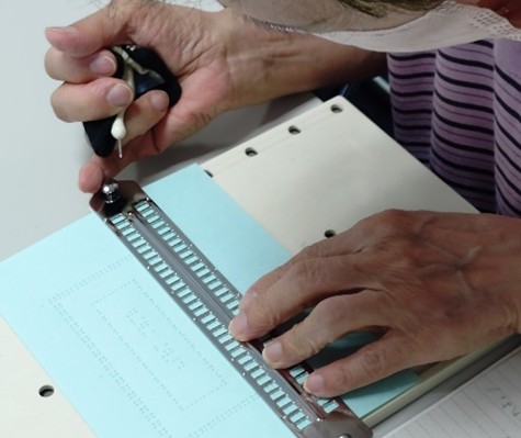 ゆめ文庫の方が点訳絵本を作成している様子。（筆者撮影）