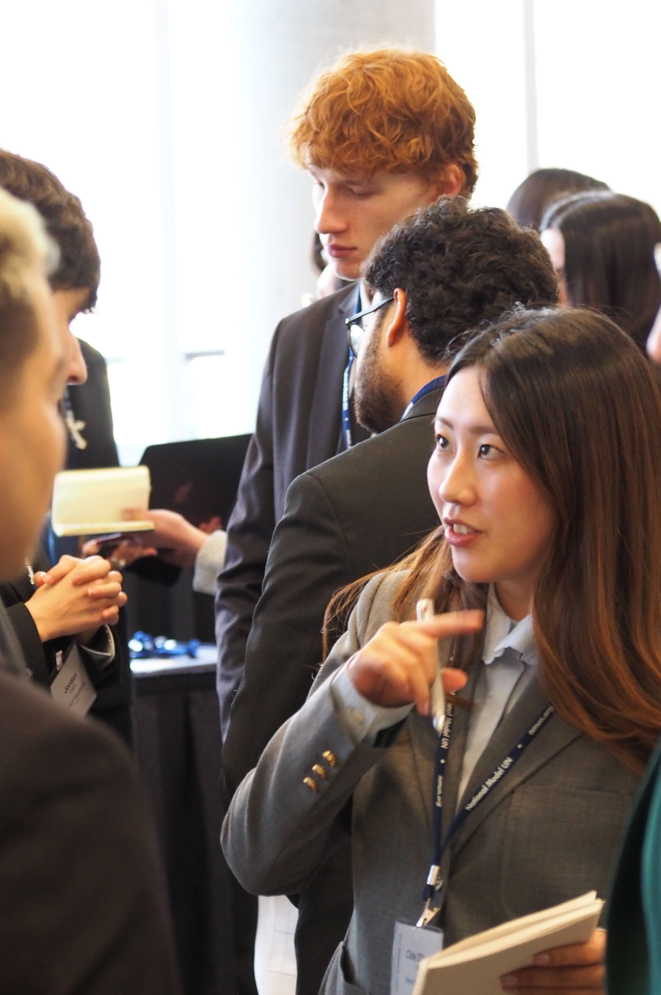 協議中の学生たち