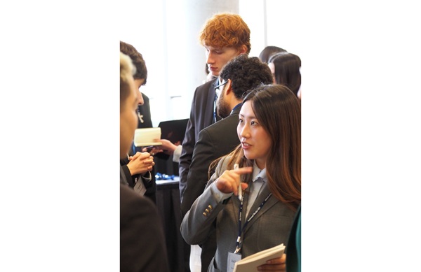 協議中の学生たち