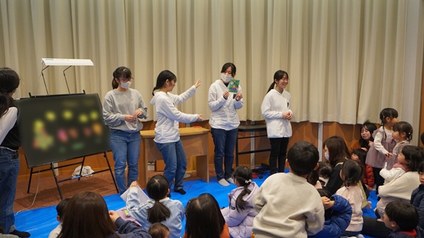 パネルシアターで楽しんだ後クリスマスカードを一緒に作りました