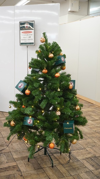 岡山高島屋様による素敵なクリスマスツリーが学生たちの演奏を盛り上げてくれました