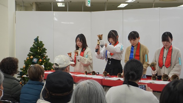 楽しみながらも真剣なまなざしで演奏するハンドベル部の学生たちです