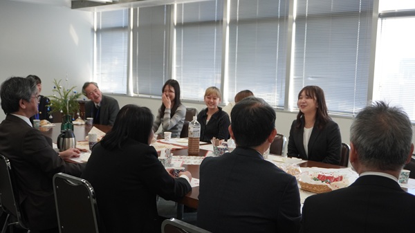 お祝いの茶話会には多くの友人たちと本学教職員が集まりました