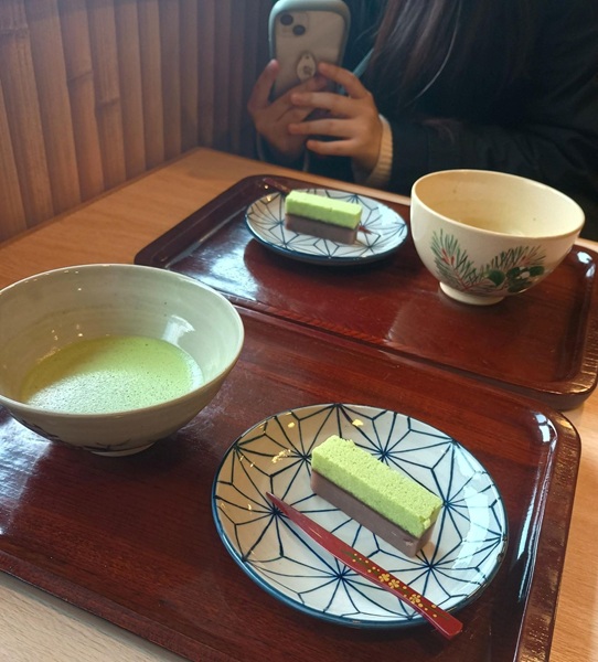 前夜祭の開始までの時間に、暖を取るために休憩したときの写真です。松江市は日本三大和菓子処の一つだそうです。(学生提供)