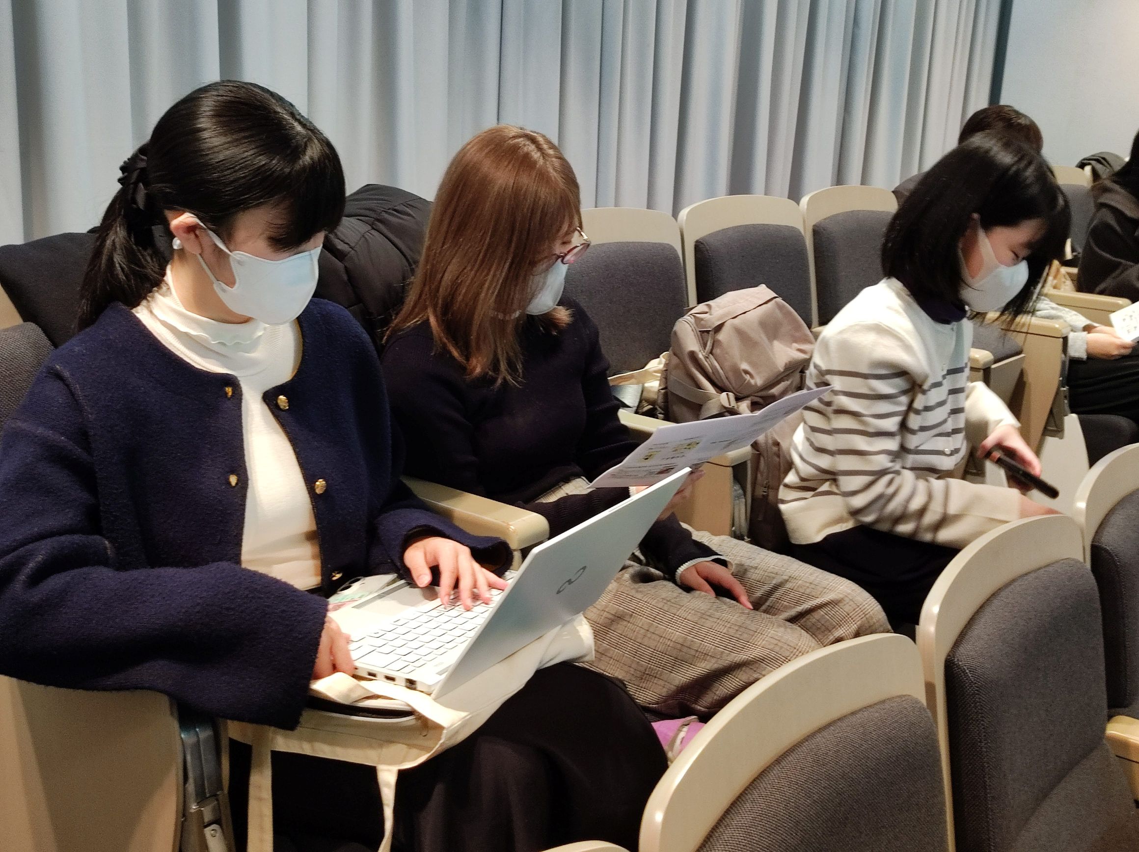 このような報告会の場がはじめてという学生もいたので、報告会の開始直前まで、入念に準備しています。