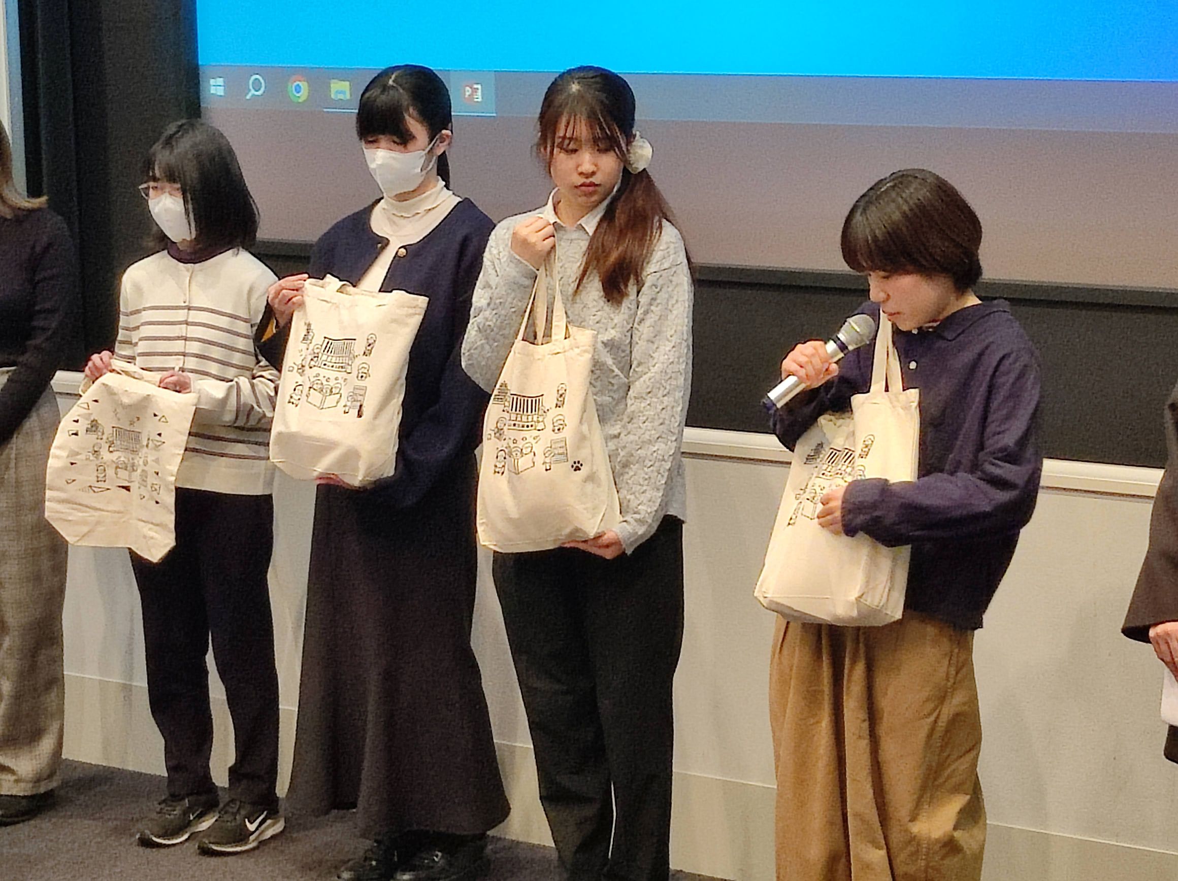 制作したトートバッグのコンセプトについて、詳しい説明を行っています。