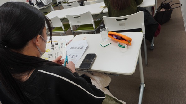 牛乳パックを使っておもちゃの試作品を作っています