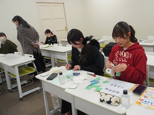 ストローや輪ゴムを使って試作品を作っています