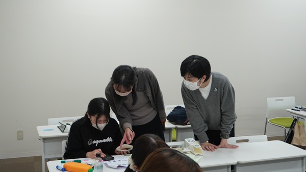 児童学科の教員たちも学生の作業を見守ります