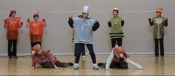 「ごろごろ ずっしん！」 うすが落ちて、悪いさるをやっつけました！　　　　　　 劇「さるとかに」