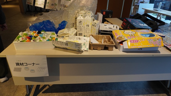 準備していただいた牛乳パックやキャップ。子どもたちの発想でいろいろなおもちゃができました