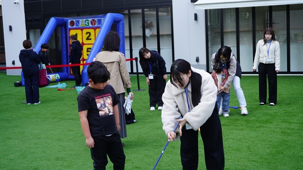 学生たちが子どもたちにちょっとしたコツを伝授します