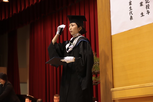 証書を授与され、キャップの房を左から右へ移動し、学士となりました。