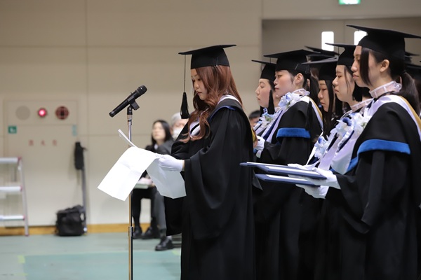 卒業生代表による謝辞の様子