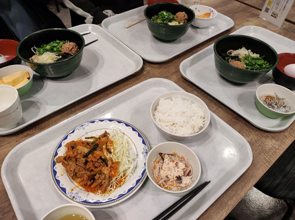 中央図書館の訪問後は、清心に戻ってからの授業に備えて、岡山大学の食堂で昼食をとりました。豊富なメニューがありましたが、学生はなぜか揃って「台湾まぜそば」を頼んでいました。