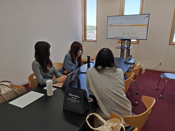 研究テーマの選択は卒業研究だけでなく、卒業後の進路選択にも深く関わります。別の日の研究室活動では、進路選択に向けた自己分析の補助として、各自のこれまでの実績を振り返りつつ「他己紹介」を行いました。