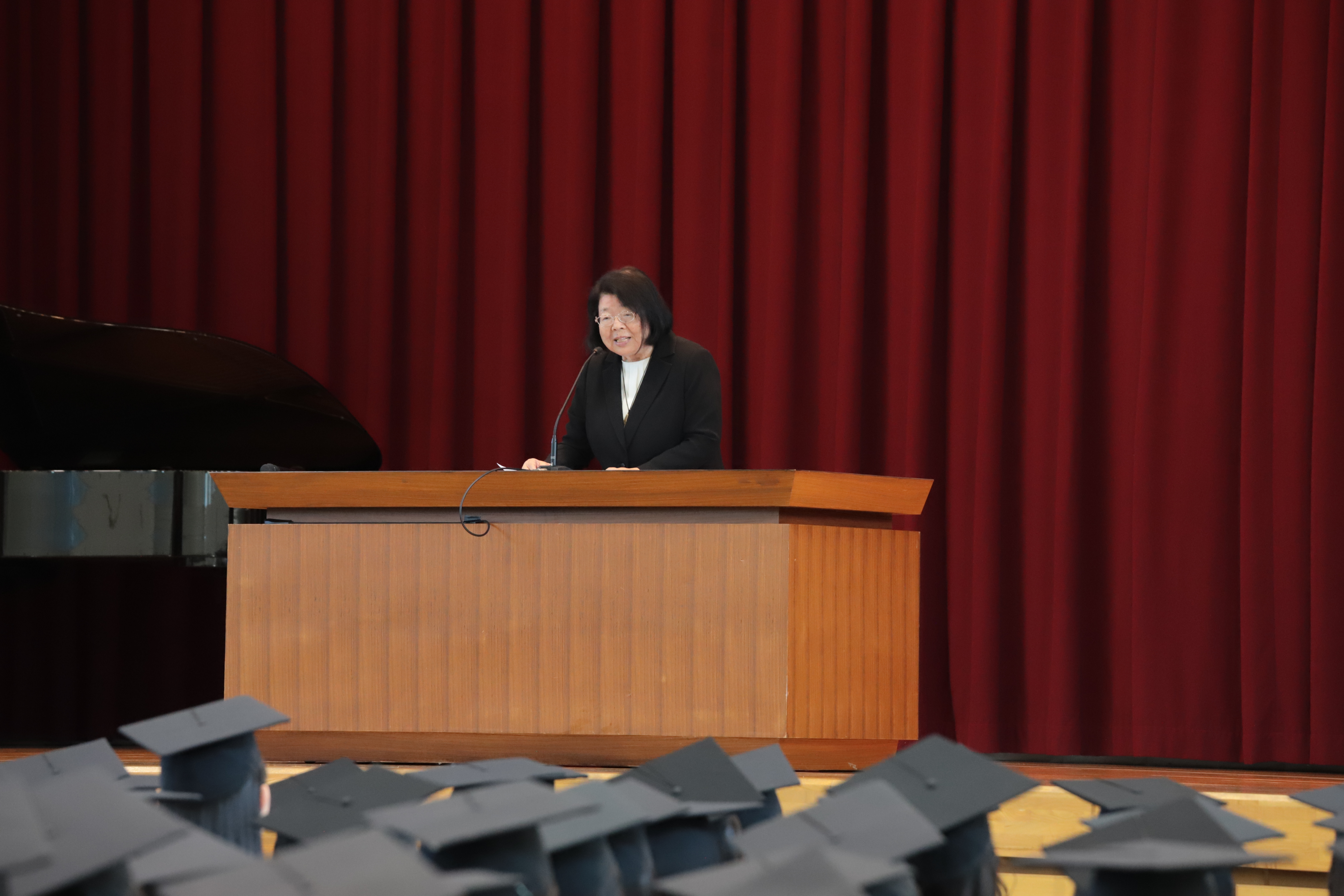 学士候補生に式辞を贈る津田学長