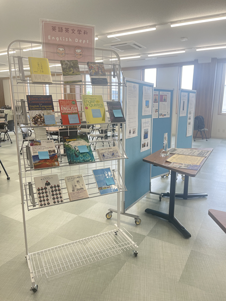 先輩たちが実際に授業で使用したテキストなどを展示し、自由に手に取っていただきました